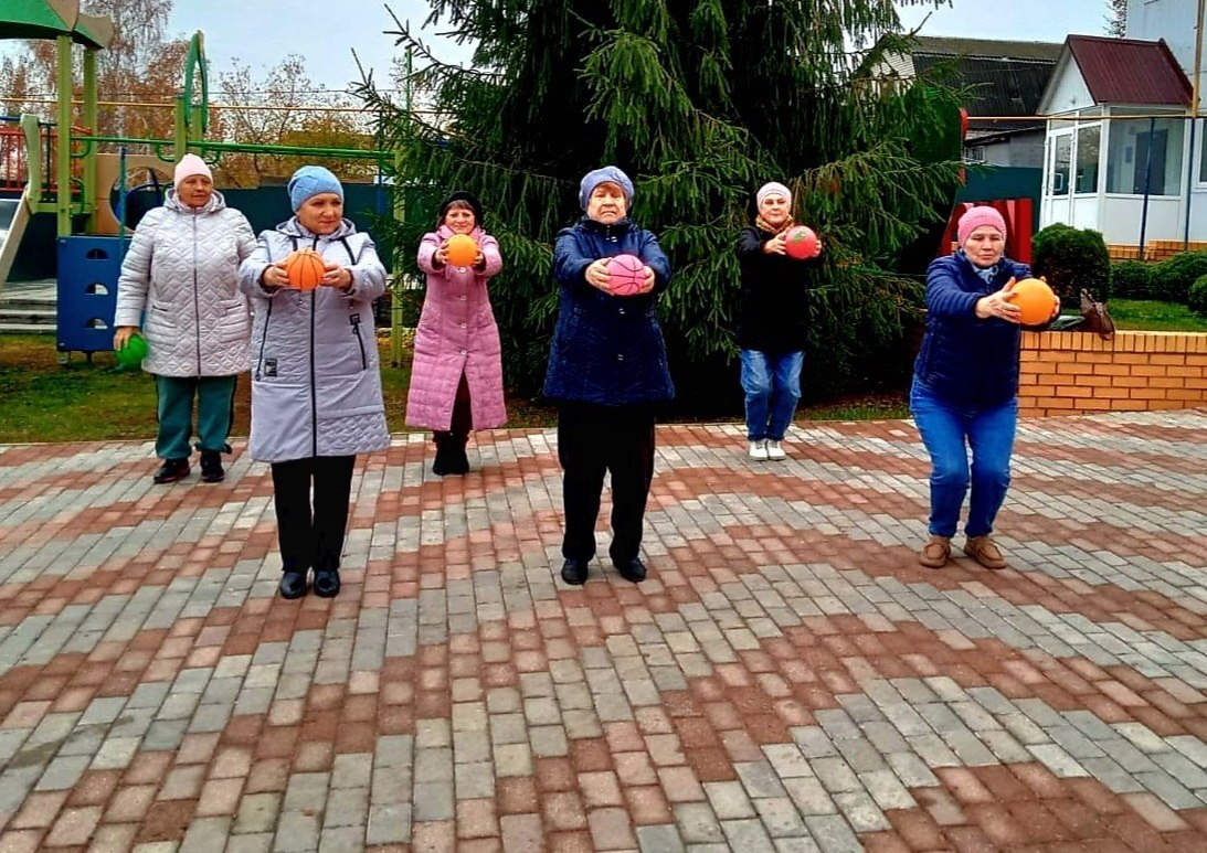 Саратовские пенсионеры начинают утро с бодрящей разминки Саратовские пенсионеры начинают утро с бодрящей разминки